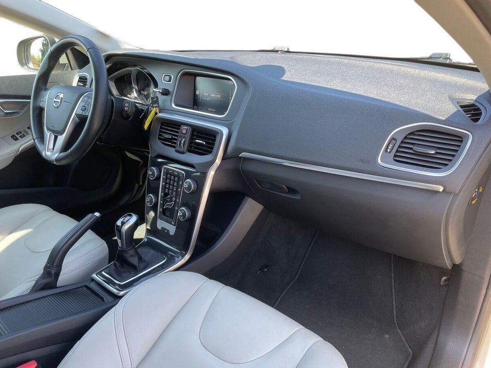Volvo V40 2,0 T3 152 Momentum 5d
