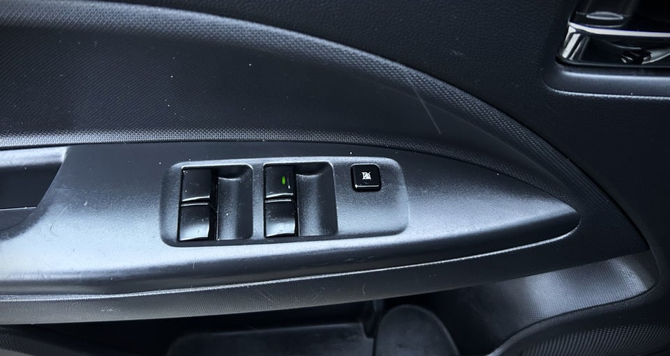 Mitsubishi Space Star 1,2 Black & White CVT 5d