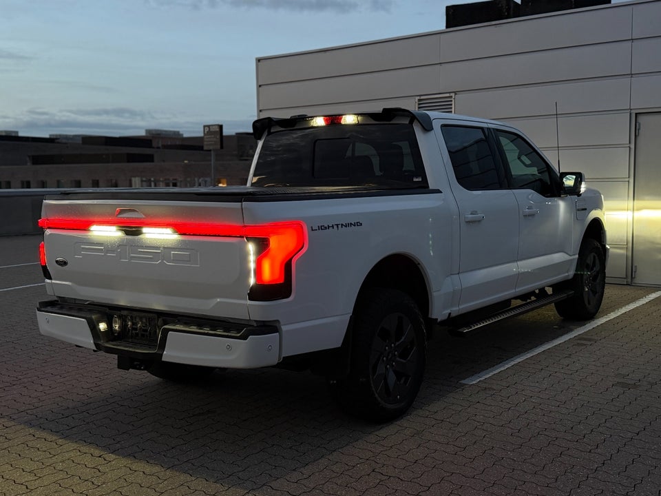 Ford F-150 Lightning Lariat Standard Range 4d