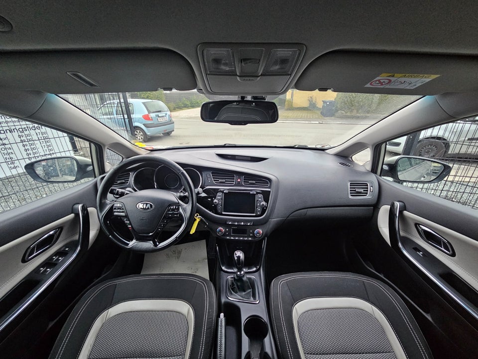 Kia Ceed 1,6 CRDi 128 Premium SW 5d