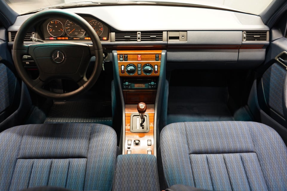 Mercedes E280 2,8  4d