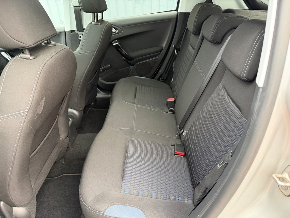 Peugeot 208 1,2 VTi Allure Sky 5d