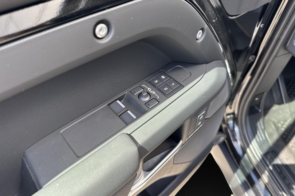 Land Rover Defender 110 3,0 D250 Hard Top X-Dynamic SE aut. Van 5d