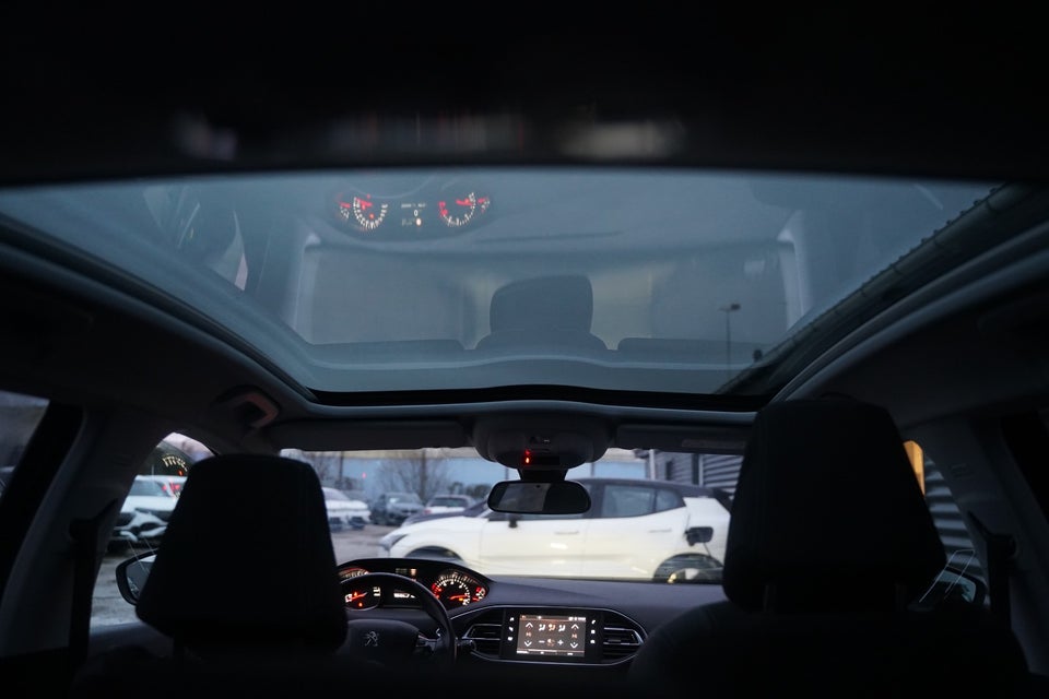 Peugeot 308 1,5 BlueHDi 130 Prestige Sky 5d