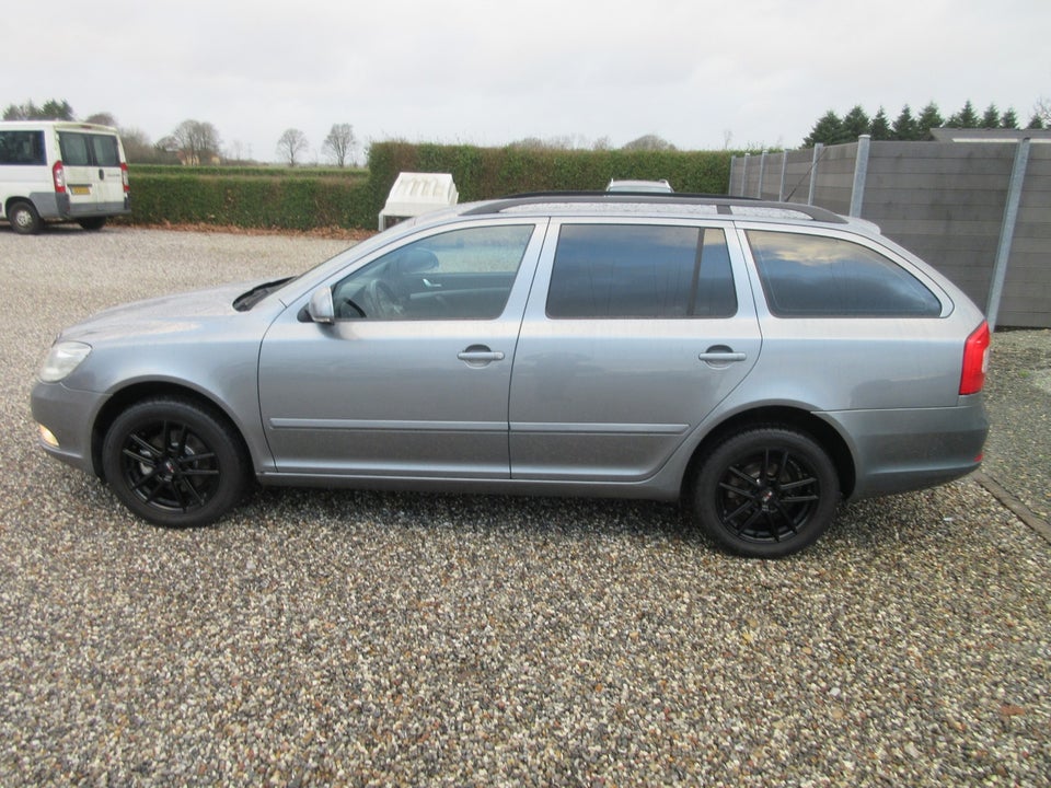 Skoda Octavia 1,6 TDi 105 Ambiente Combi 5d