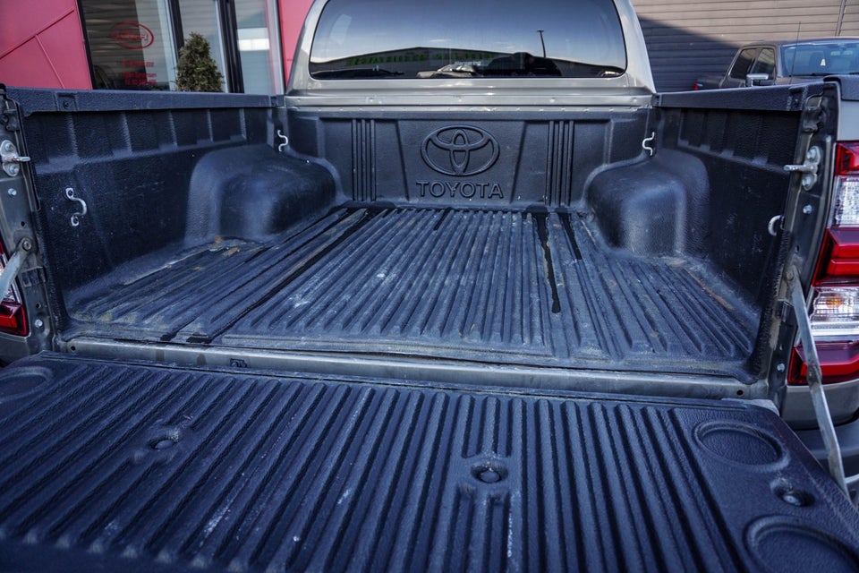 Toyota HiLux 2,8 D T4 Invincible Db.Kab aut. 4d