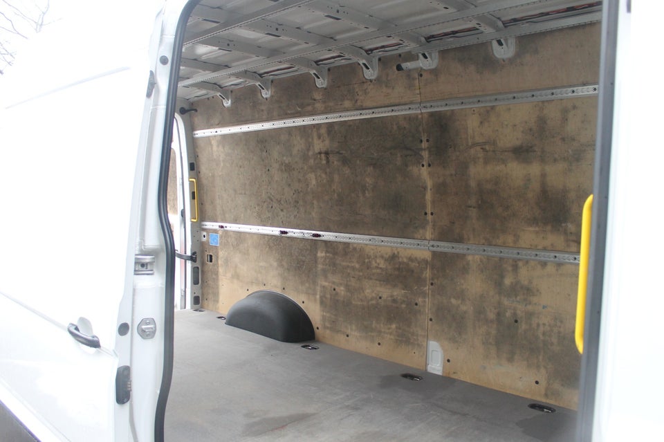 VW Crafter 35 2,0 TDi 177 Kassevogn L3H3