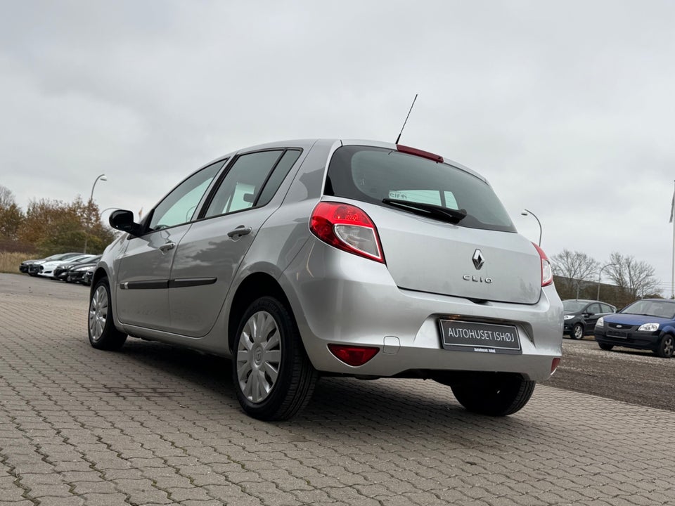 Renault Clio III 1,2 16V Authentique 5d