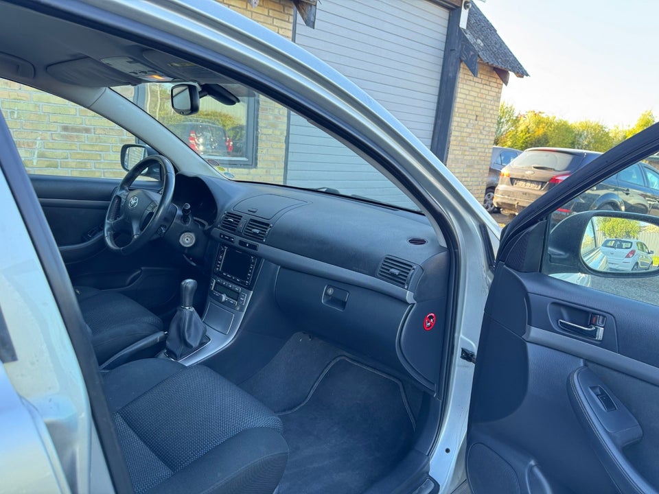 Toyota Avensis 2,0 Sol stc. 5d