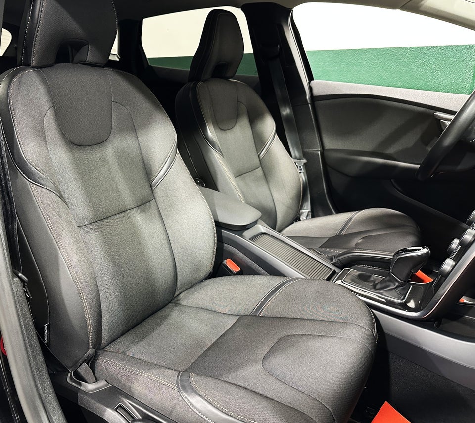 Volvo V40 CC 1,5 T3 152 Momentum aut. 5d