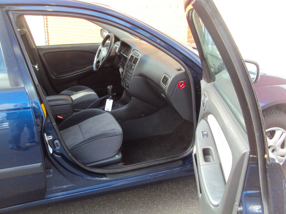 Toyota Avensis 1,8 VVT-i Natura 4d