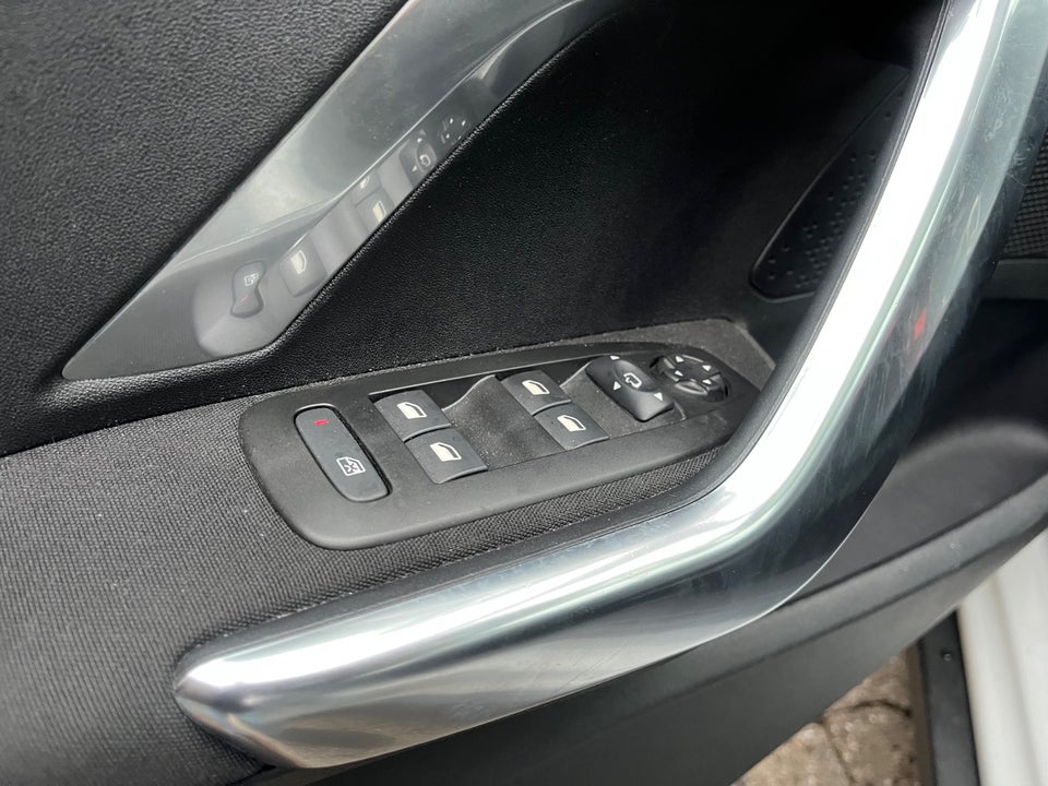 Peugeot 2008 1,2 PureTech 110 Prestige Sky 5d