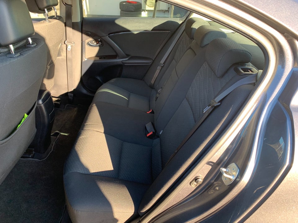 Toyota Avensis 2,0 VVT-i T3 stc. E-CVT 5d