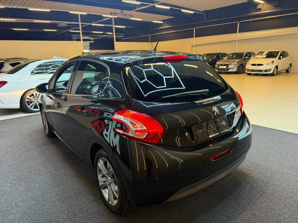 Peugeot 208 1,2 VTi Allure Sky 5d