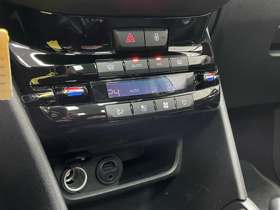 Peugeot 208 1,2 VTi Allure Sky 5d