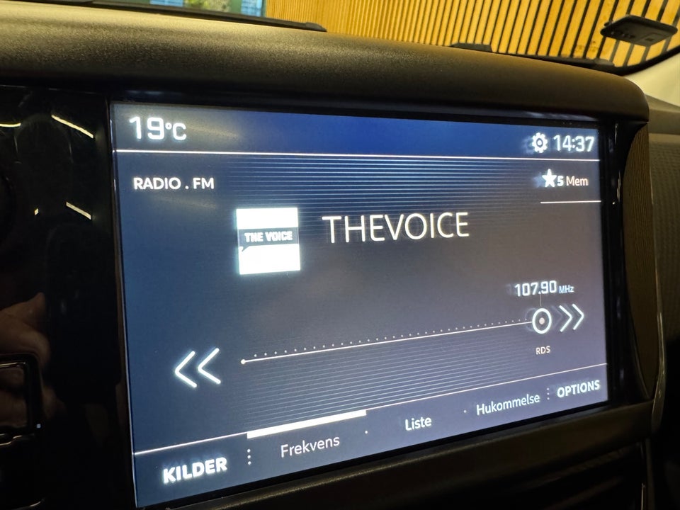 Peugeot 2008 1,2 e-THP 110 Allure Sky 5d