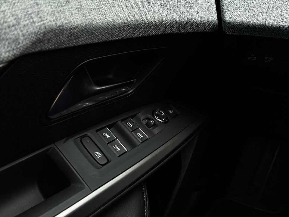 Peugeot e-3008 77 GT 5d