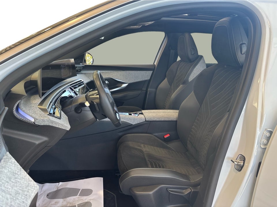 Peugeot e-3008 77 GT Pack 5d