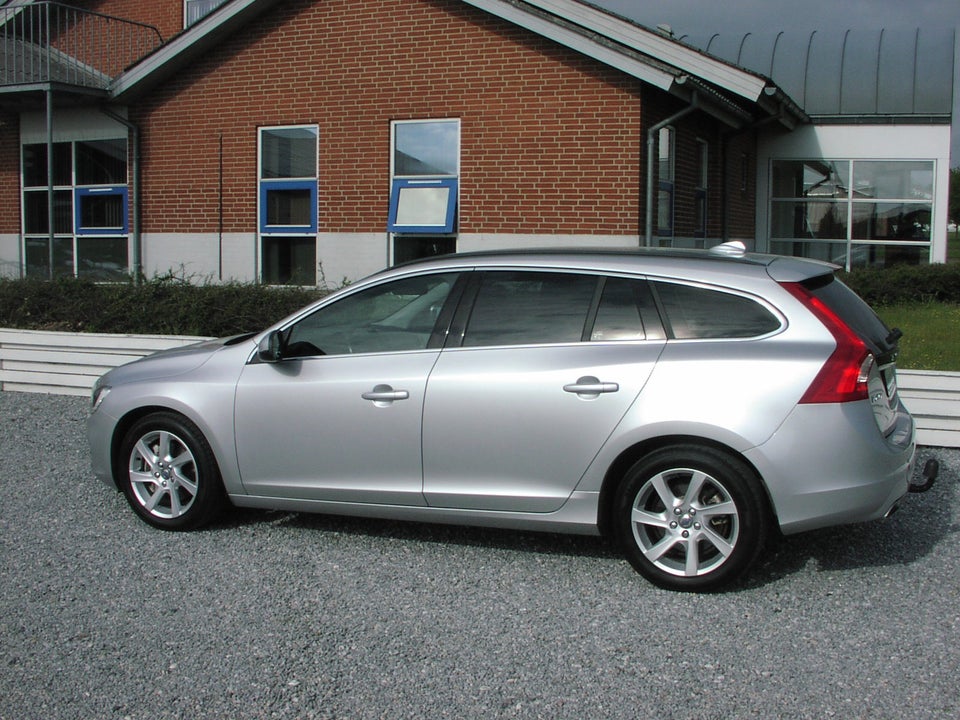 Volvo V60 2,4 D5 215 Momentum aut. 5d