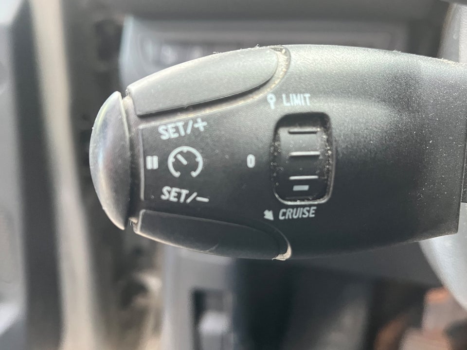 Peugeot 208 1,2 VTi Allure Sky 5d