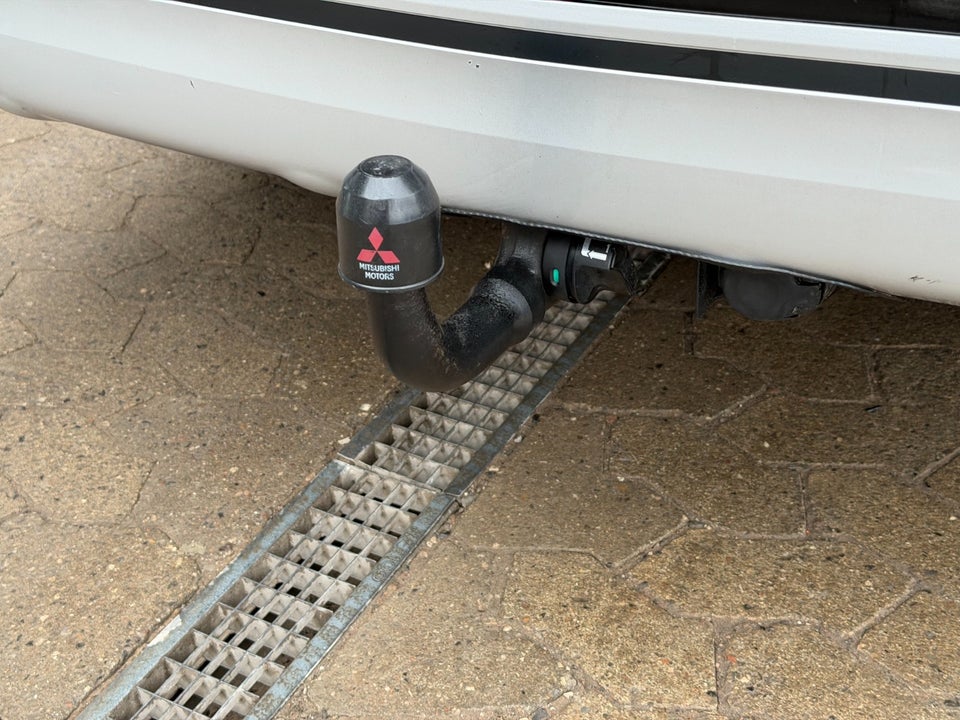 Mitsubishi Outlander 2,4 PHEV Invite CVT 4WD 5d