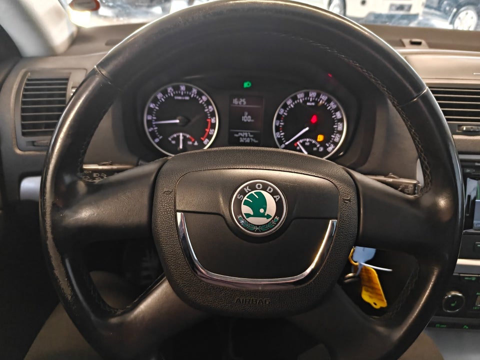 Skoda Octavia 1,6 TDi 105 Elegance Combi 5d