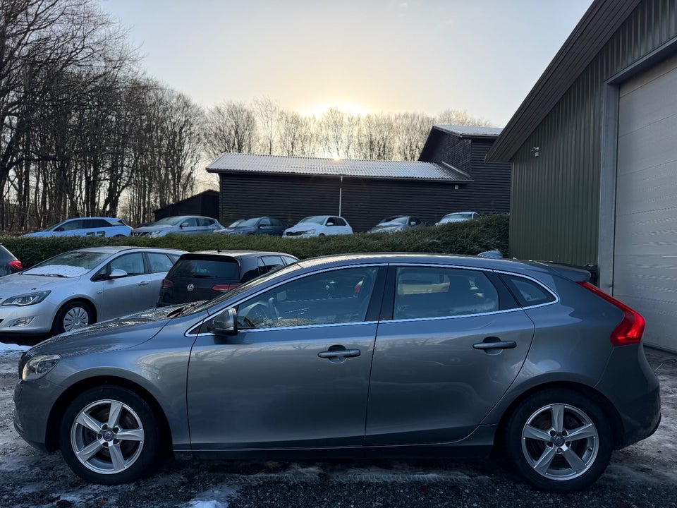 Volvo V40 2,0 D2 120 Momentum 5d