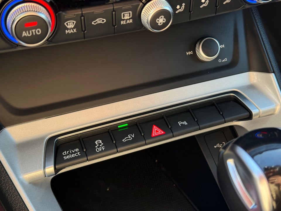 Audi Q3 45 TFSi e Attitude plus S-tr. 5d