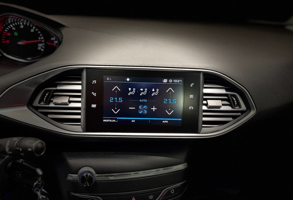 Peugeot 308 1,6 BlueHDi 120 Selection Sky 5d