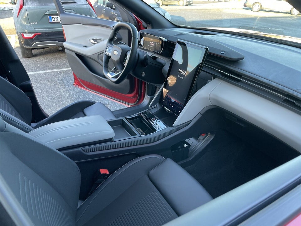 Ford Explorer 82 Premium Extended Range 5d