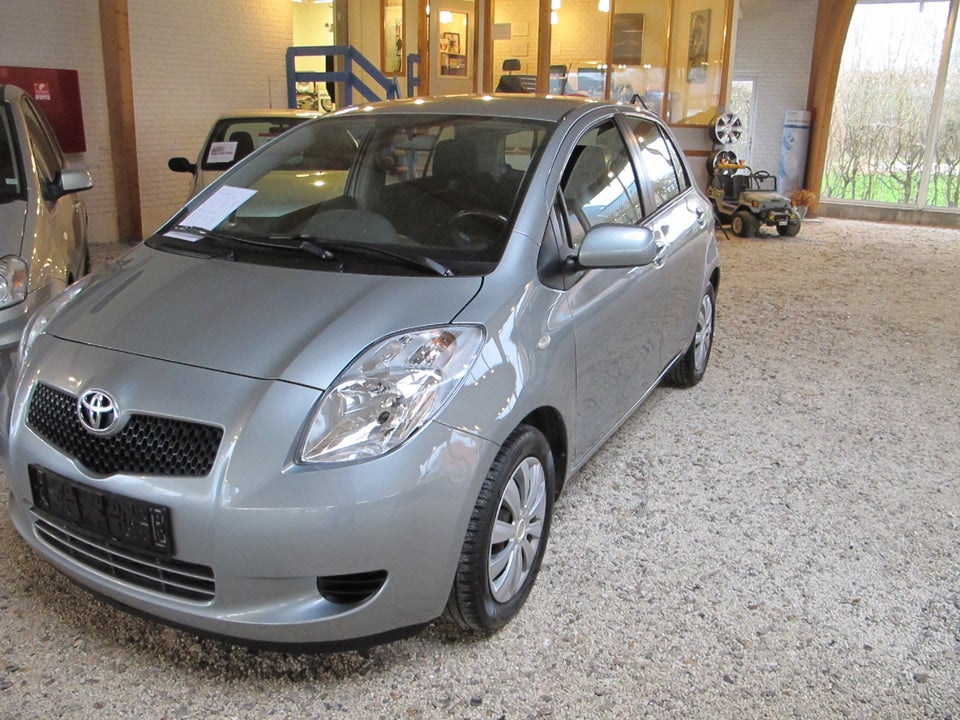 Toyota Yaris 1,3 DL 5d