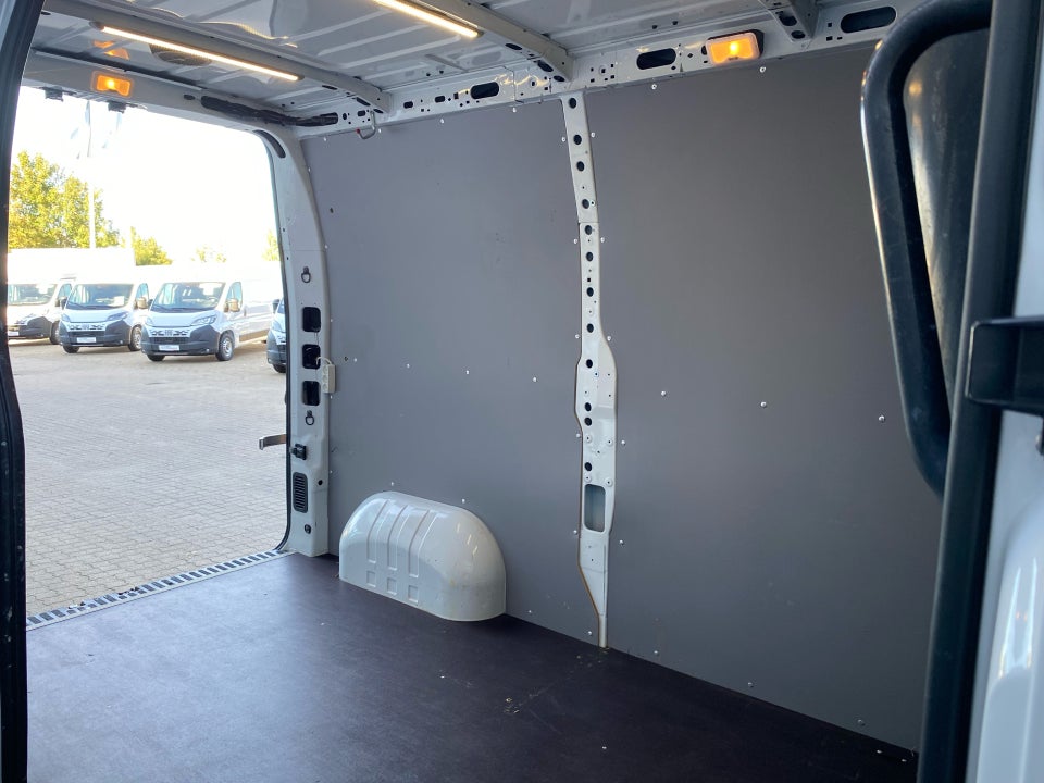 Renault Master III T33 2,3 dCi 145 L2H2 Kassevogn