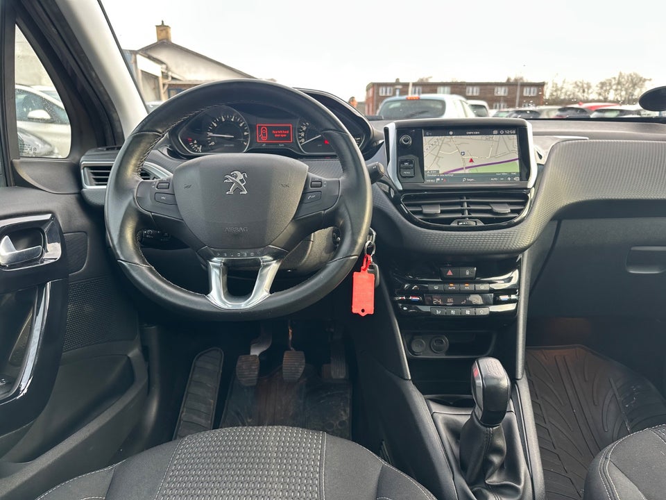 Peugeot 208 1,2 VTi 82 Signature Sky 5d