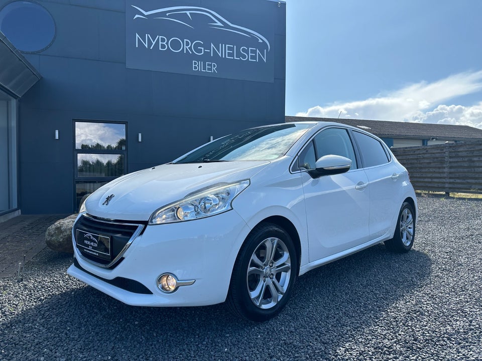 Peugeot 208 1,2 VTi Allure Sky 5d