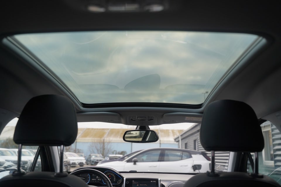 Peugeot 2008 1,2 PureTech 110 Prestige Sky 5d