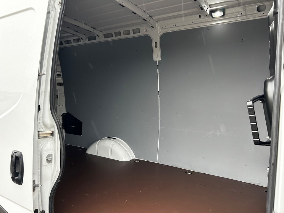 Iveco Daily 2,3 35S16 12m³ Van AG8