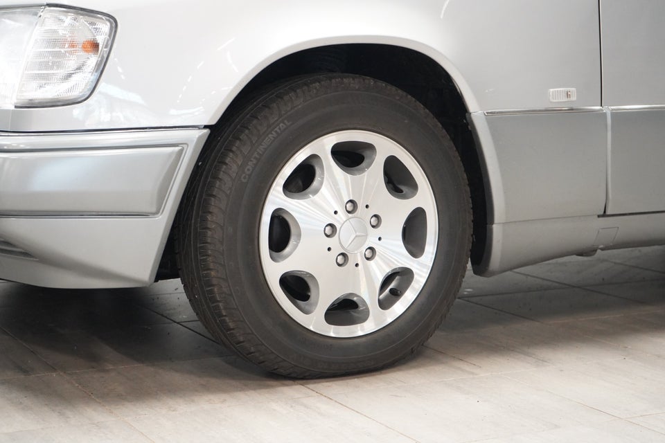 Mercedes E280 2,8  4d