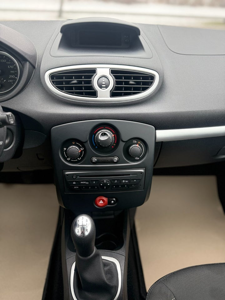 Renault Clio III 1,2 16V Expression 5d