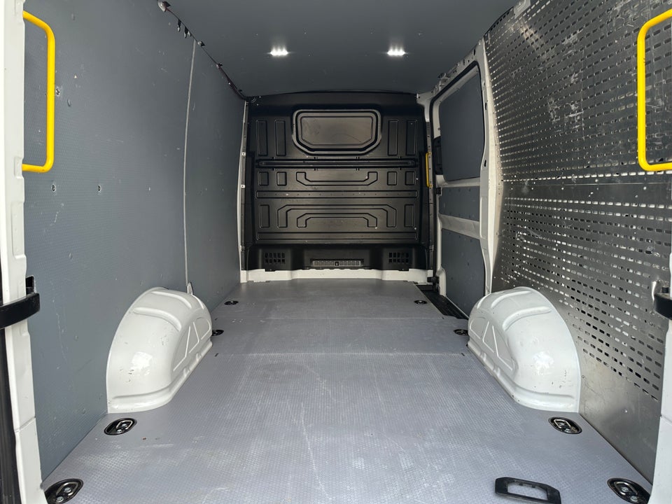 VW Crafter 35 2,0 TDi 140 Kassevogn L3H2 aut.