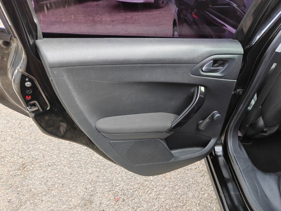 Peugeot 208 1,2 VTi Allure 5d