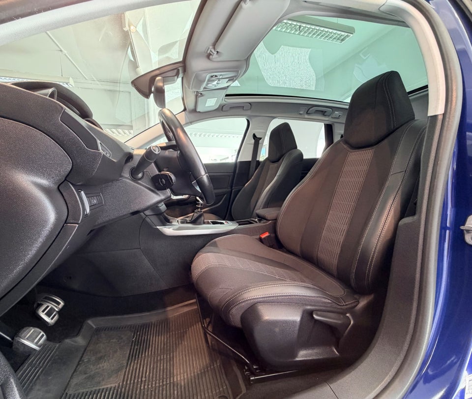 Peugeot 308 1,5 BlueHDi 130 Selection Sky 5d