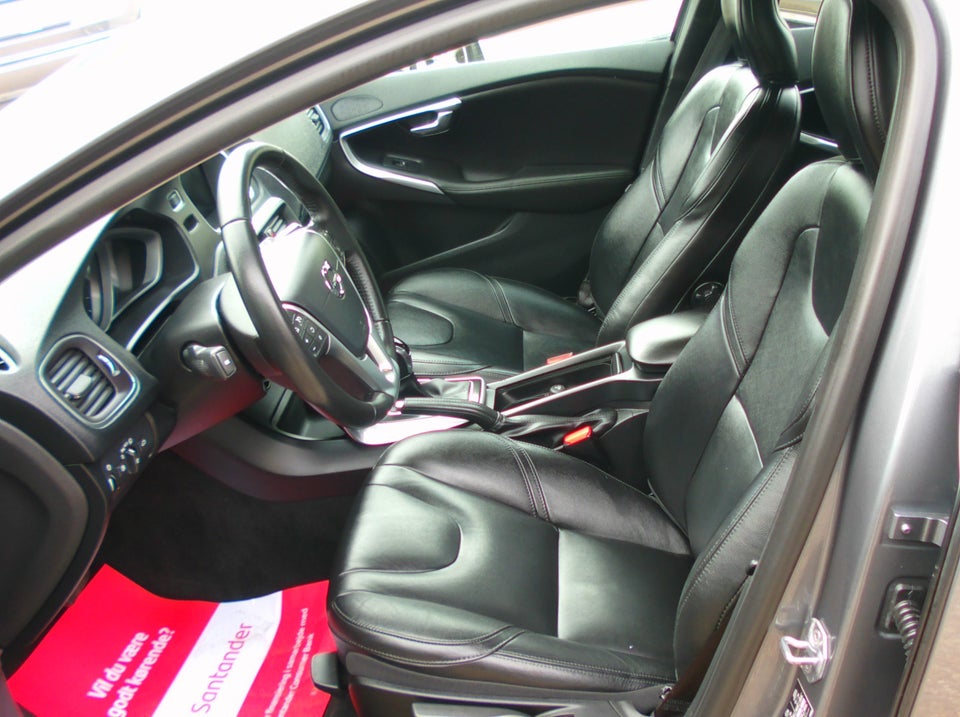 Volvo V40 2,0 D3 150 Momentum aut. 5d