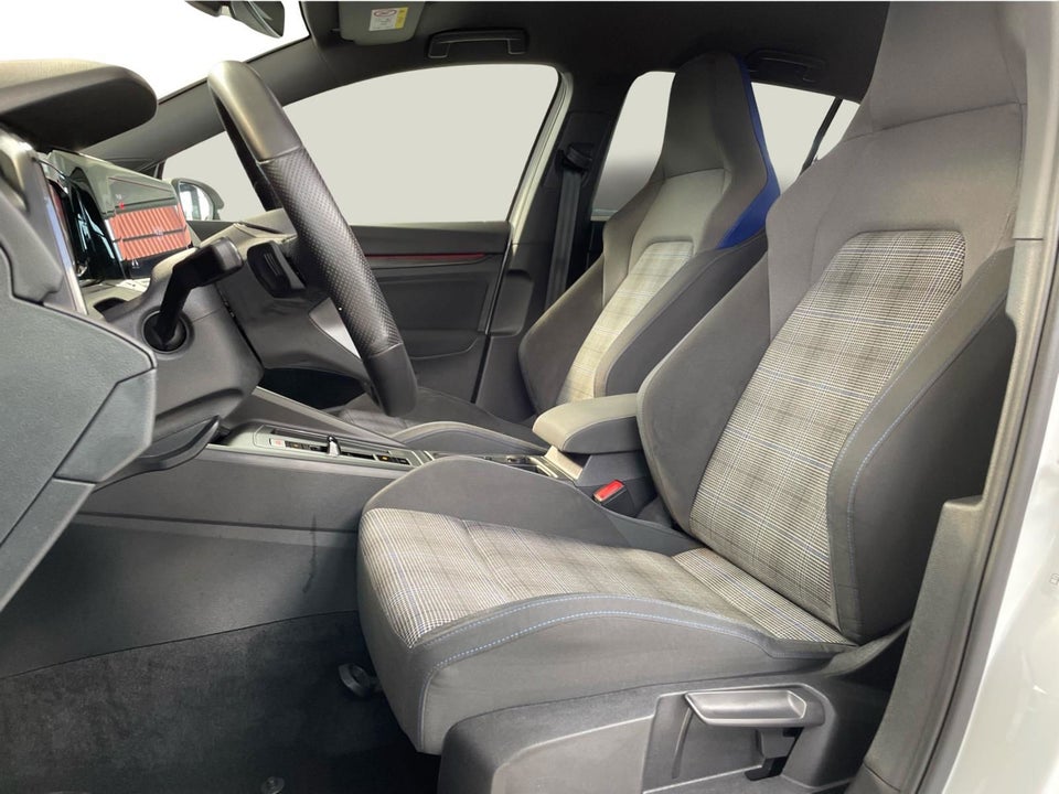 VW Golf VIII 1,4 GTE DSG 5d