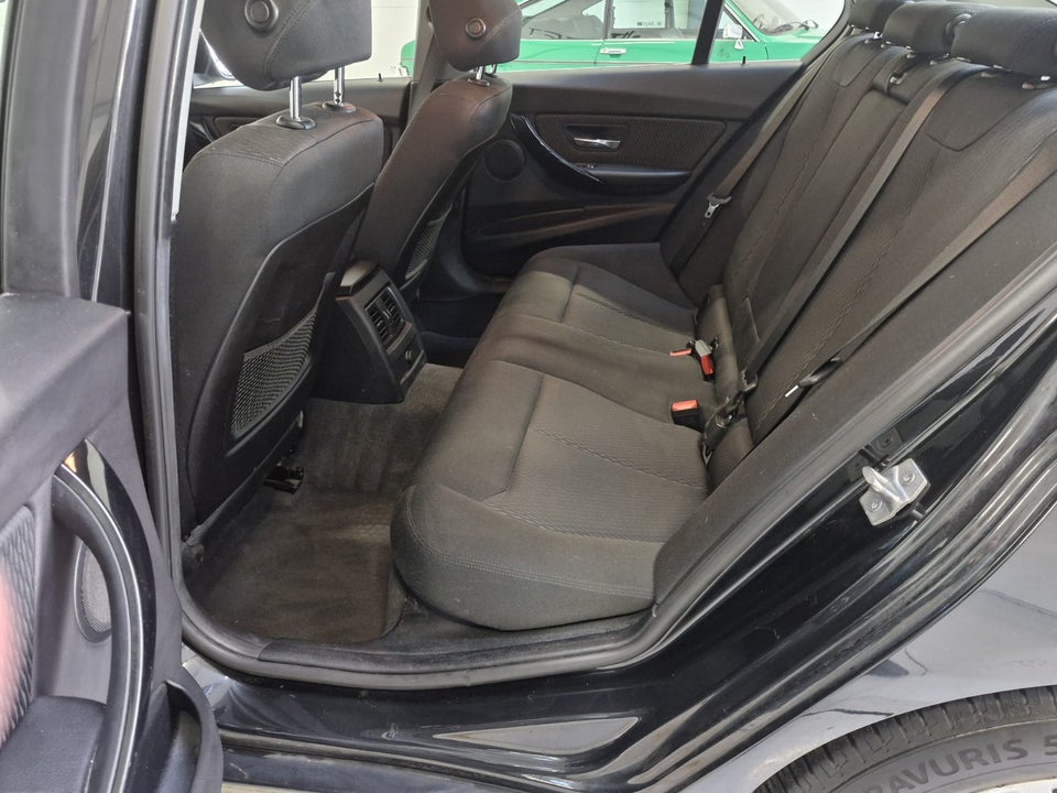 BMW 320i 2,0 Advantage aut. 4d