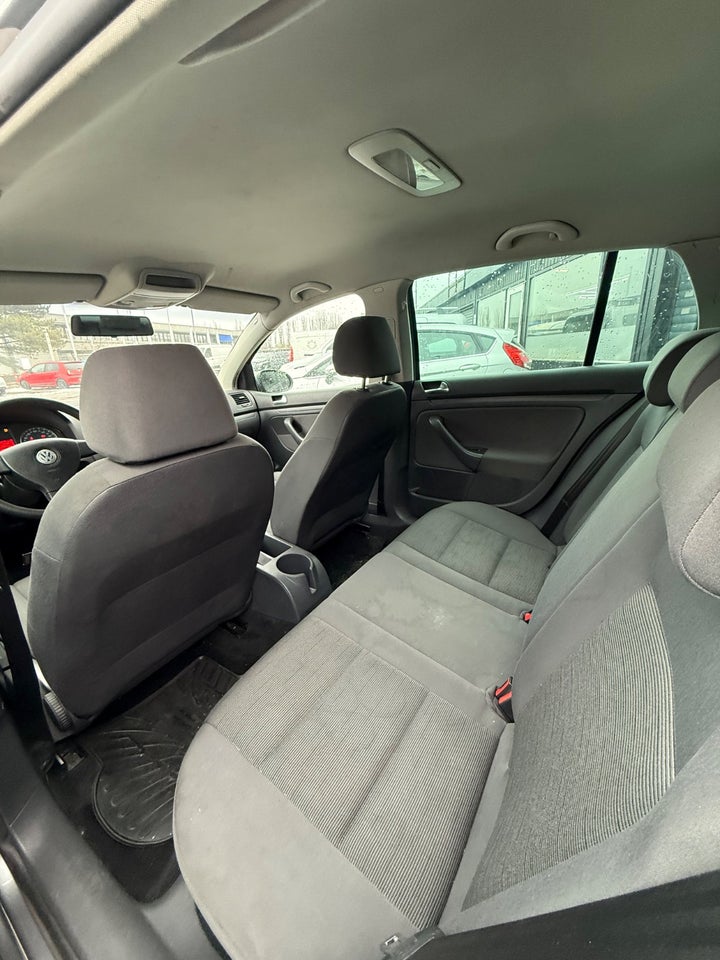 VW Golf V 1,9 TDi 105 Trendline DSG 5d