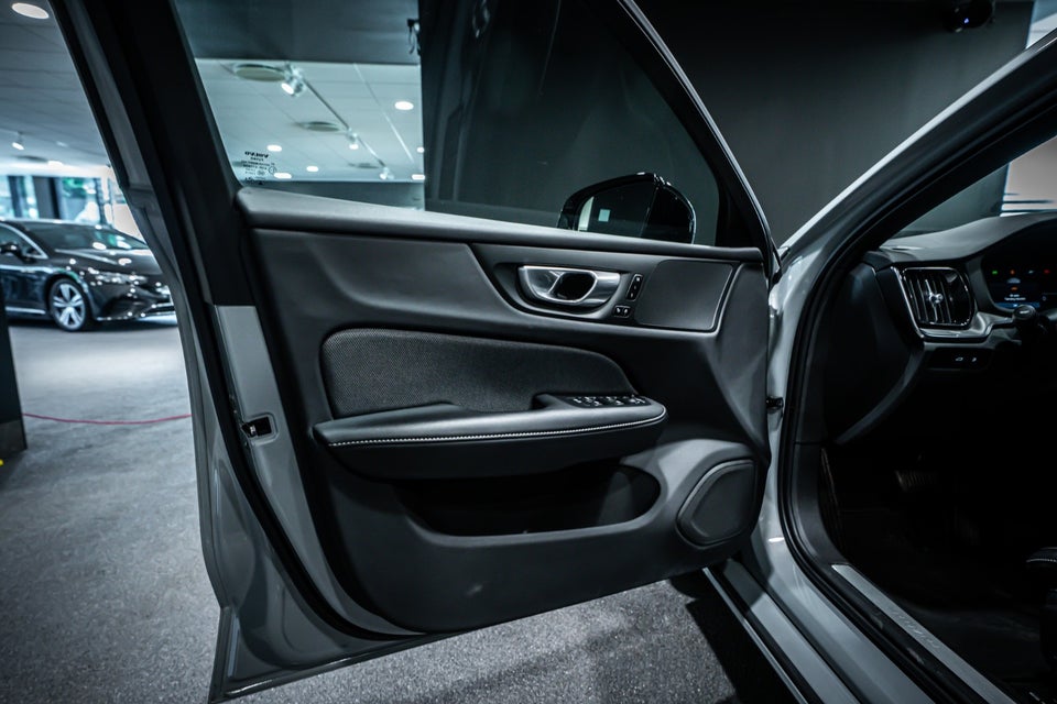 Volvo V60 2,0 T6 ReCharge Plus Dark aut. AWD 5d