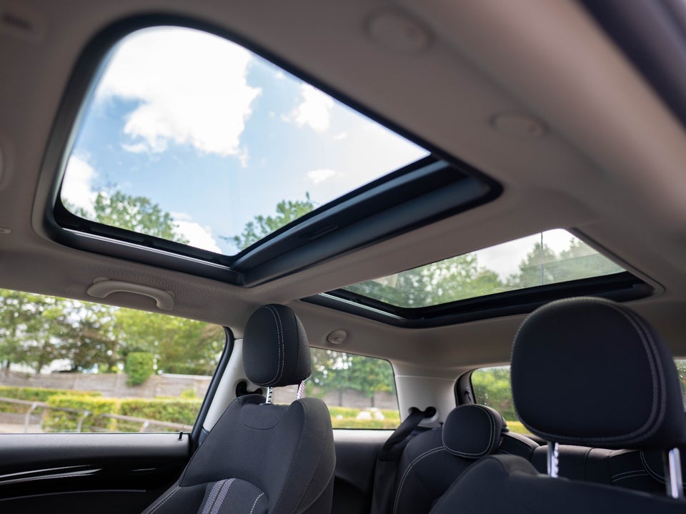 MINI Cooper SE Essential 3d