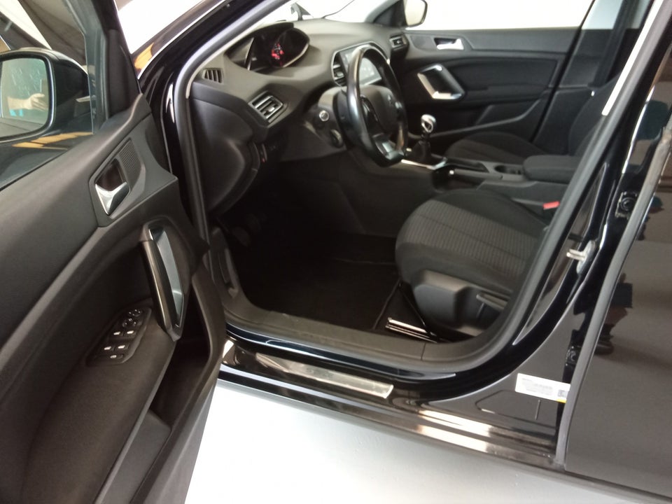 Peugeot 308 1,5 BlueHDi 130 Style SW 5d