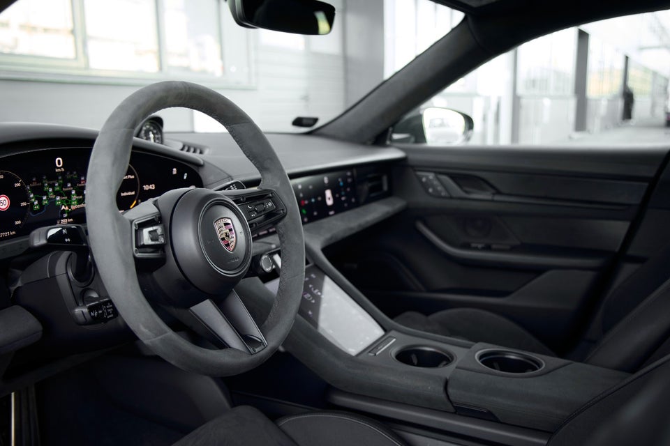 Porsche Taycan GTS Performance+  4d