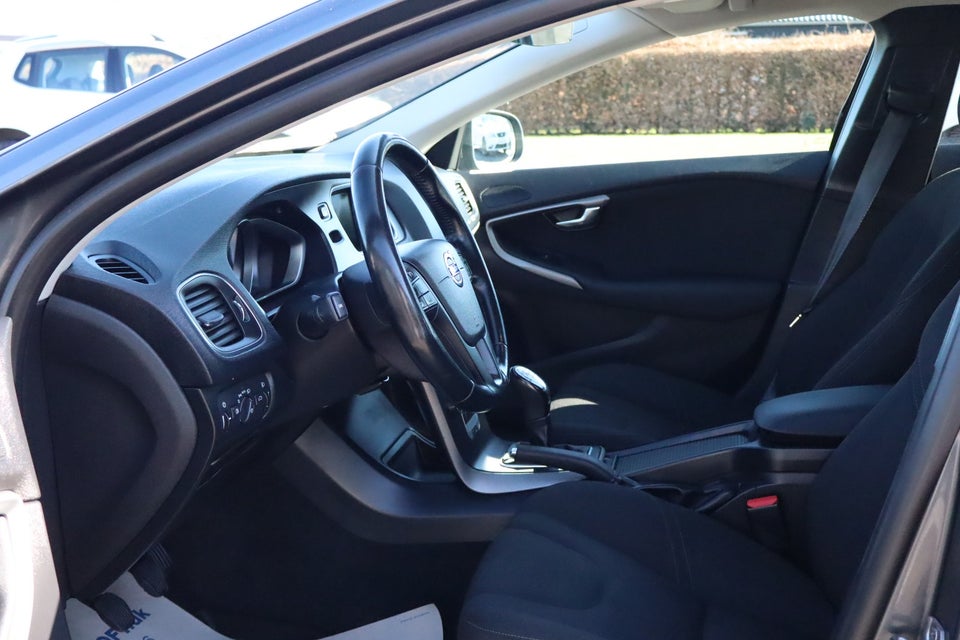 Volvo V40 1,6 D2 115 R-Design 5d